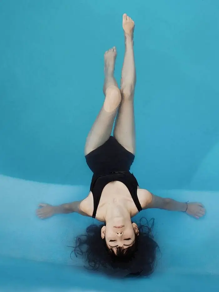 Piscina azul com curvas e banco interno