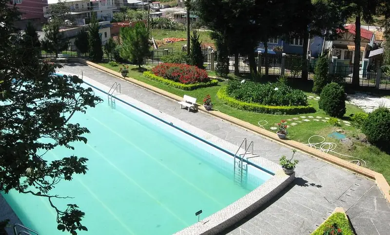 Piscina em área verde com jardim